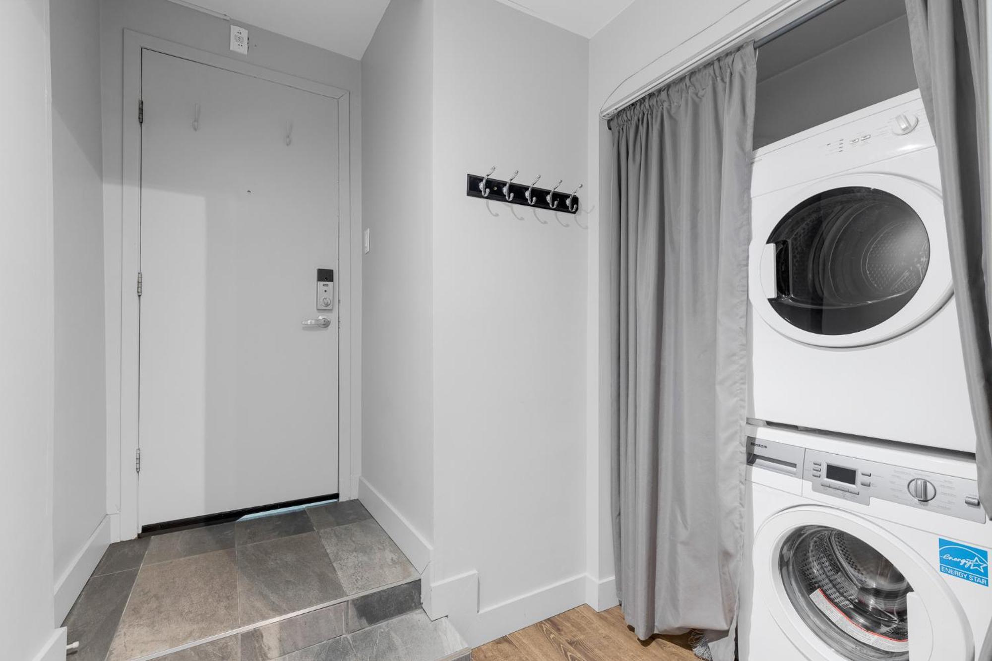Liv Mtl Soho Aparthotel มอนทรีอัล ภายนอก รูปภาพ